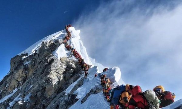 寰宇最岑岭珠穆朗玛峰近日因天气清朗引来多数登山者体育赛事直播